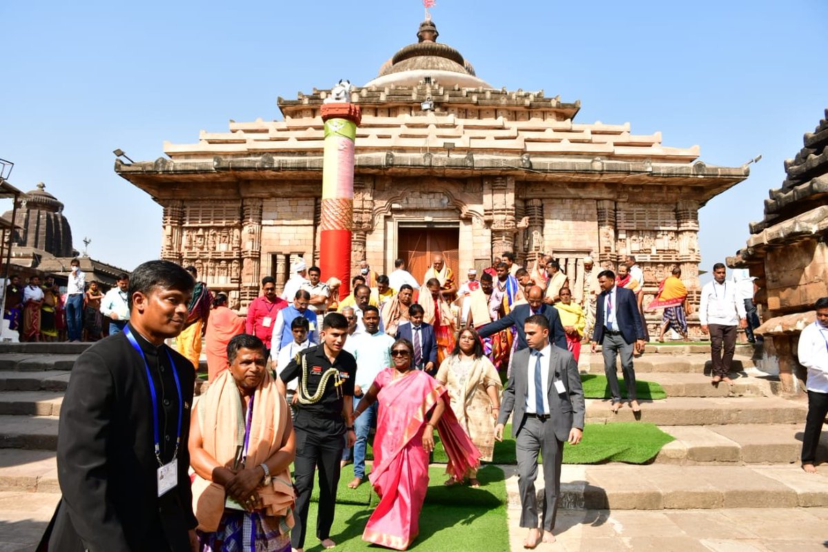 Odisha | President Droupadi Murmu offered prayers at Lingaraj Temple in Bhubanes… Odisha | President Droupadi Murmu offered prayers at Lingaraj Temple in Bhubanes…