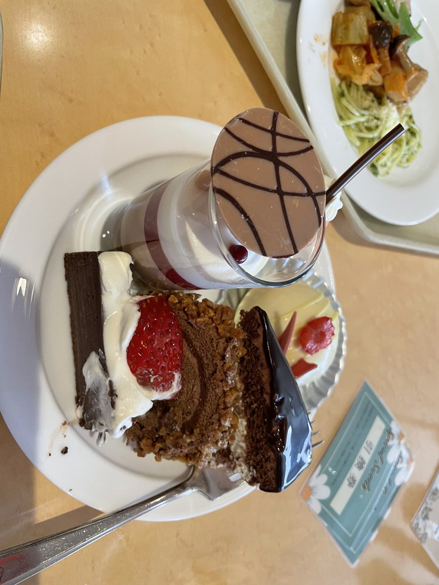 ホテルオークラのランチビュッフェ
ケーキ何個食べれるかな🍰