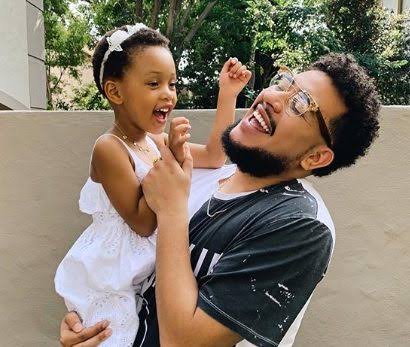 RowPotifa's tweet image. A kid just lost her father. Life is just too short
Rest in peace @akaworldwide till we meet to part no more.#akashot #akaworldwide #AKA