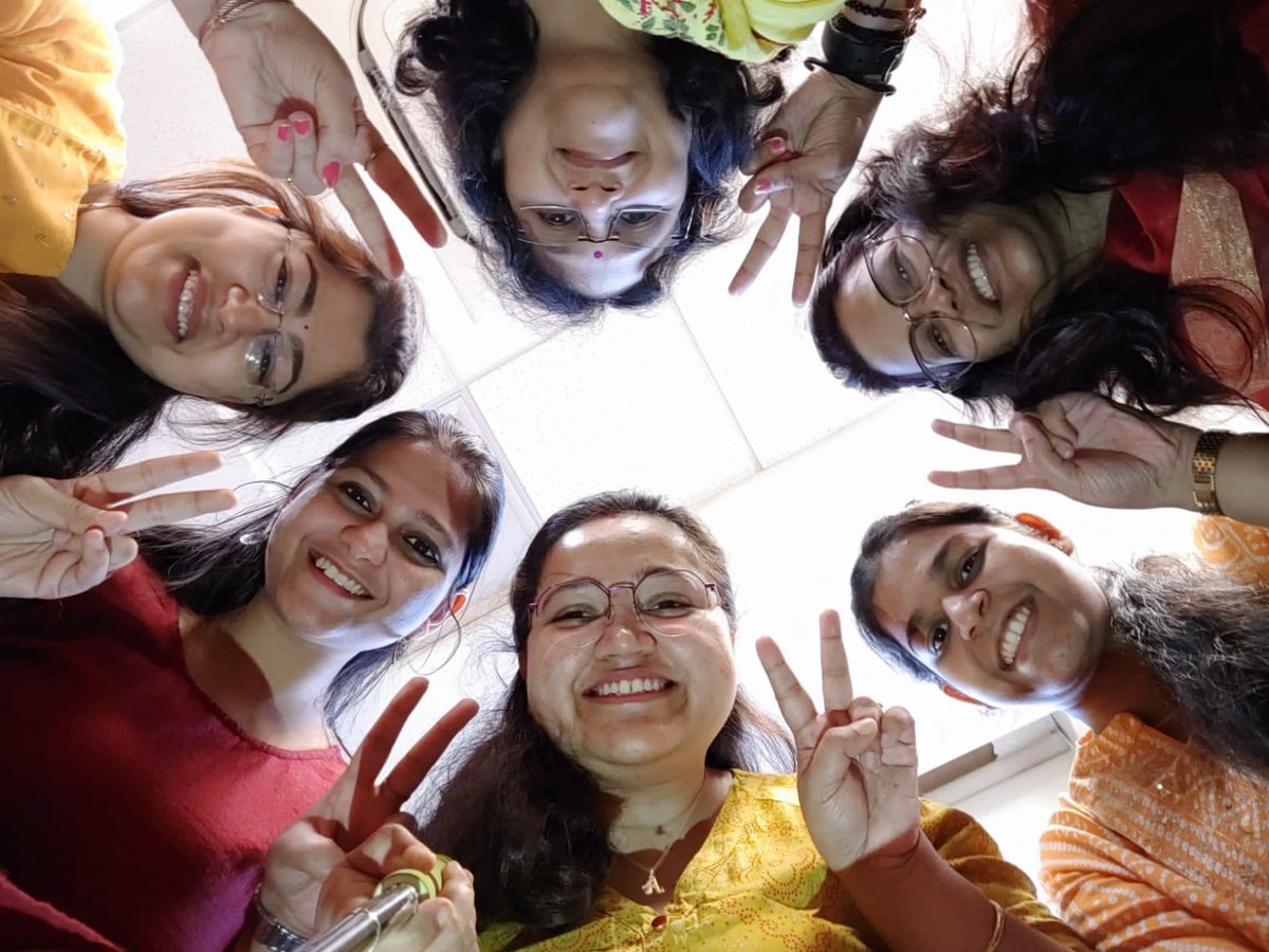 abhijit_MLab's tweet image. #internationaldayofwomeninscience Womenpower of #MLab @ArpitaGhosh1392 @BachalKetaki @ran_save  Lizelle, Animikha, Prem, Dr. Kanchan Chitnis with my sister who is also in Sci. Missing Shaila, Shital.