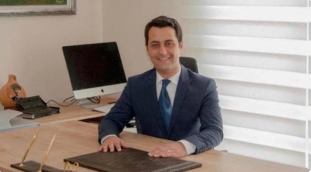 Hatay’da can kaybı olmayan tek ilçe olan Erzin’de, Belediye başkanı Ökkeş Elmasoğlu:
“Tek bir kaçak yapıya izin vermedim.”
Bana herkes kızdı, memlekette tek doğru adam sen misin dediler. Şu an da vicdanım rahat…