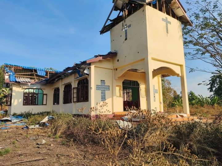 miN13700's tweet photo. In HteeKaPalel village in Kayin State (KNU Brigade 6 territory), jet fighters of military council strafed the Kayin Baptist Christian Church and the village at 8.10 pm on Feb 9, damaging the church and civilians' houses.
#WarCrimesOfJunta
#2023Feb11Coup
#WhatsHappeningInMyanmar https://t.co/fNZJ3Ruvar