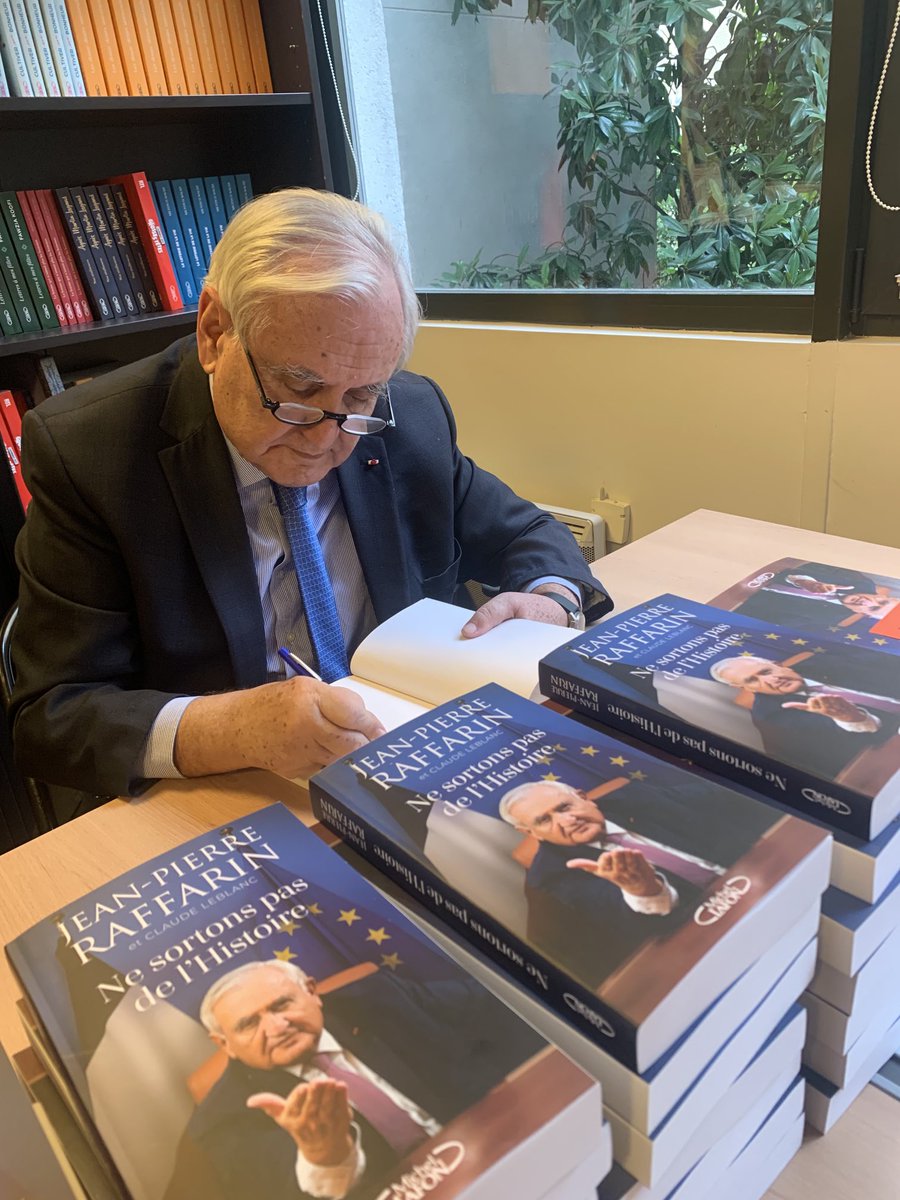 jpraffarin's tweet photo. L’Europe, après le peuple ukrainien, est la 2em victime de l’agression russe ( inflation, énergie, défense,..). La tenaille sino-américaine se resserre. Le terrorisme nous bouscule en Afrique. Les divisions s’annoncent. La sortie de l’Histoire menace notre continent ‼️ https://t.co/B6z6IdRsgr