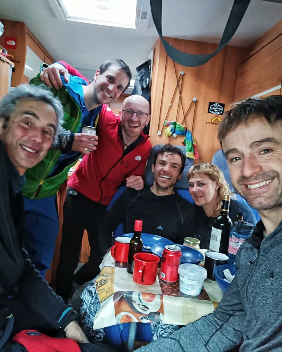 Escalando 'Thanathos' WI6/250 m en compañía de Samuel Gómez 😀💪, y como siempre, muy buen ambiente en #gavarnie mientras disfrutamos de una cerveza en compañía del incombustible Tamayo, @katuoinekin, Lala y Samu 🙌