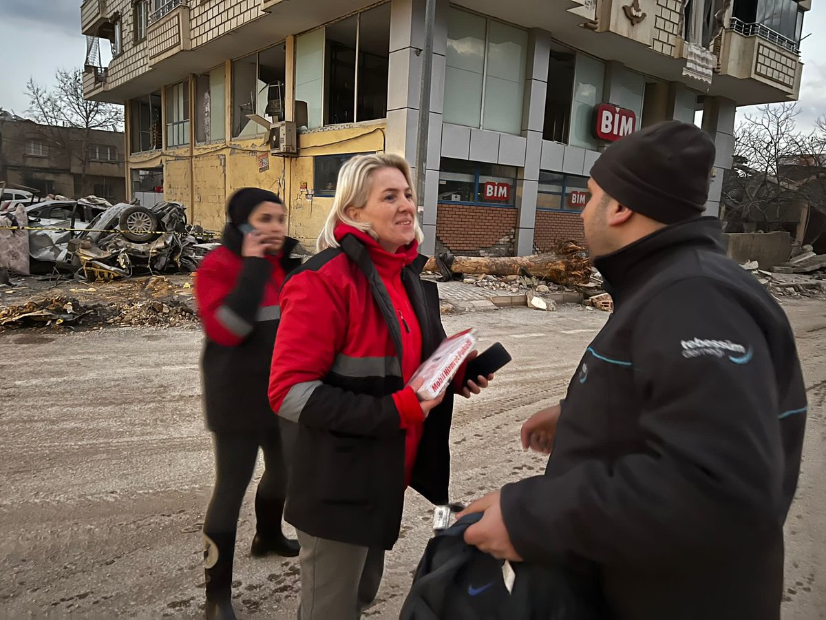 TebessumDernegi's tweet photo. #Deprem bölgelerinde en çok ihtiyaç duyulan telefonlar maalesef elektrik olmadığı için şarjları bitiyor. Bölgede powerbank dağıtımı yaparak asker, polis, arama kurtarma ekipleri, muhtarlar ve depremzedelere yetkililerle iletişim halinde olmalarını sağlıyoruz. https://t.co/VUooEdqxRX