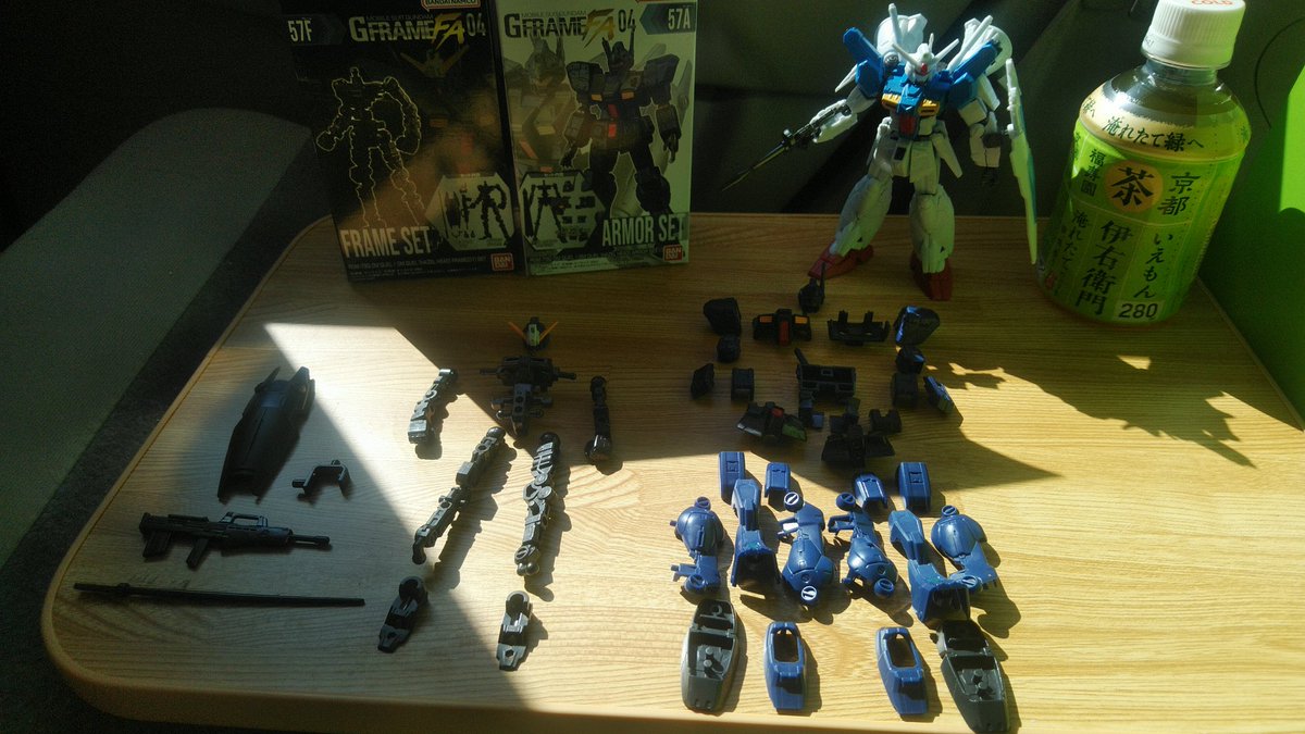 Kona_Kona108's tweet photo. #GFLAME FA04のRGM-79 GM QUEL / GM QUEL [HAZEL HEAD]を組みました。
今回はジム クゥエルなので0083のGP-01と並べましたが
付属のヘイズルヘッドを装着するとほぼほぼ試作型ガンダムMARKⅡとなり、わりと良い感じです。Zの機体とも並べたい良キットですね。 https://t.co/OTgbbAuYaB