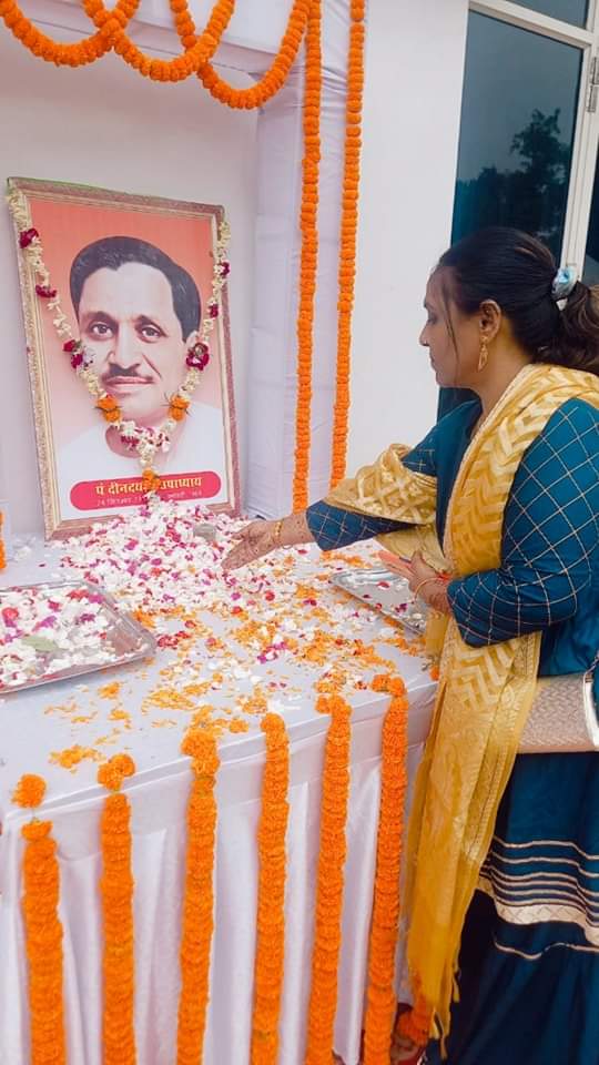 Anisha_Guddi's tweet photo. "हमारे राष्ट्रीयता का आधार भारत माता है,केवल भारत ही नही,माता शब्द हटा दीजिए तो भारत जमीन का टूकड़ा मात्र बनके रह जाएगा "🚩
प्रखर राष्ट्रवादी,उत्कृष्ट संगठनकर्त्ता,एकात्म मानववाद के प्रणेता व हमारे पथ-प्रदर्शक प०दीनदयाल उपाध्याय जी के पूण्यतिथि पर शत शत नमन🙏 https://t.co/soFQzB6nRV