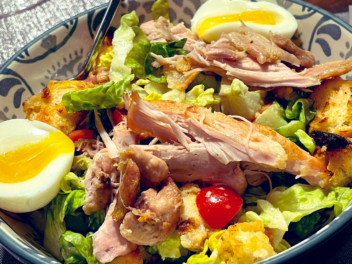 Beuteltier_Food's tweet photo. Selbstgemachter César Salad mit geröstetem Brot, Huhn, Bacon und Ei. Ein Gericht mit annähernd der Kalorienanzahl von Pommes Currywurst Mayo, aber getarnt als Salat. 😂
Lecker war es! https://t.co/uGyzxbb5ir