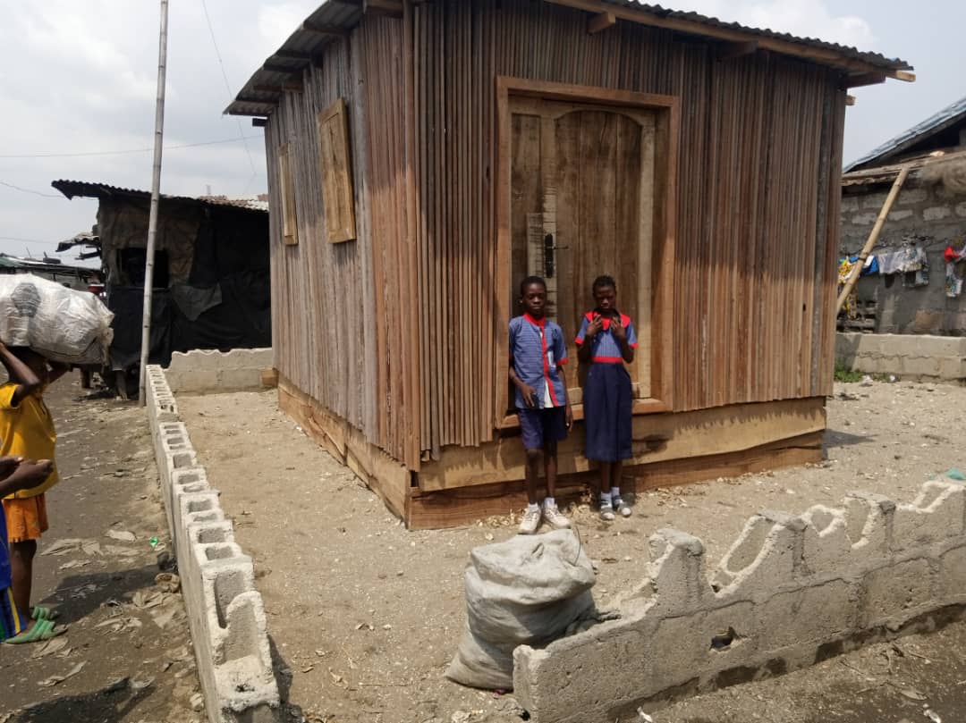 AGUNZEEMMANUEL's tweet photo. Behold the New @Makokodream School and Computer Library in Makoko, Yaba, Lagos, Nigeria. This will further help drive Computer Literacy in Makoko and beyond. @DenaGrushkin @bettyabah @AshlinSimpson @MWFAANigeria @WashFellowship #Makoko #Makokodream https://t.co/hhu0x1bWRS