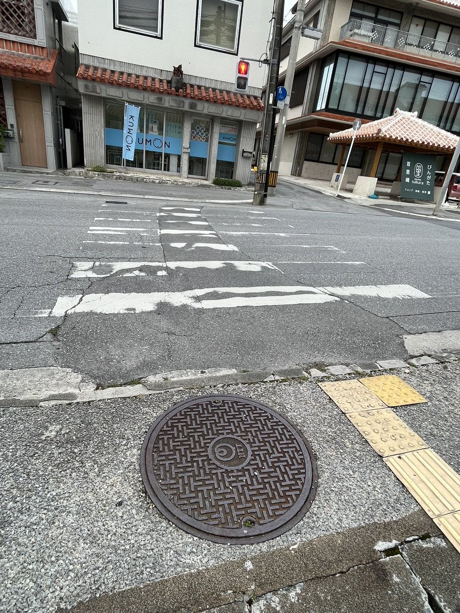 shuriwalk's tweet photo. アスファルトがチグハグで電線だらけ。沖縄でも有名な観光地。電線無くしたり、安全な道路に整備された方が絶対良いけど、育った街が変わるのも寂しい。小さい頃から育ってきた街並みはこれ。この中途半端な首里が好き。沖縄県がちゃんと整備してれば綺麗な街が思い出の風景に残っていたのではとも思う https://t.co/rK5f4EDfLY