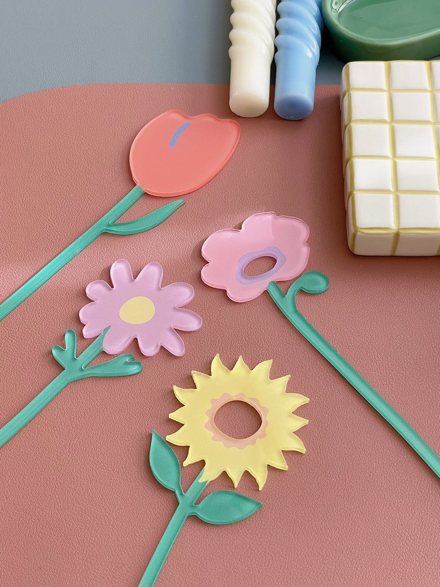 su_0116's tweet photo. スリコでミーハーなお買い物した 🌼
こりゃ可愛いぜ 🌷

#レトロポップ #カラフルインテリア
#3coins #Colorfulinterior #雑貨 #インテリア https://t.co/L5qGDf6eDF