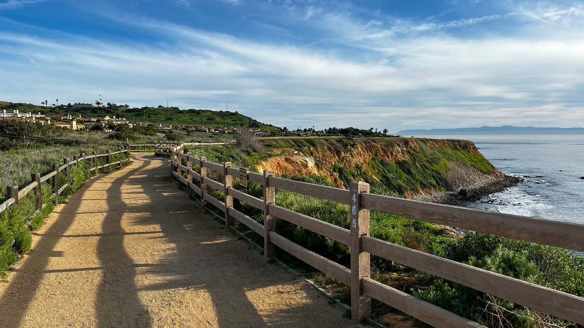 Afternoon miles at Point Vicente during my layover on my way down under. 

#run #trails #PalosVerdes #SoCal