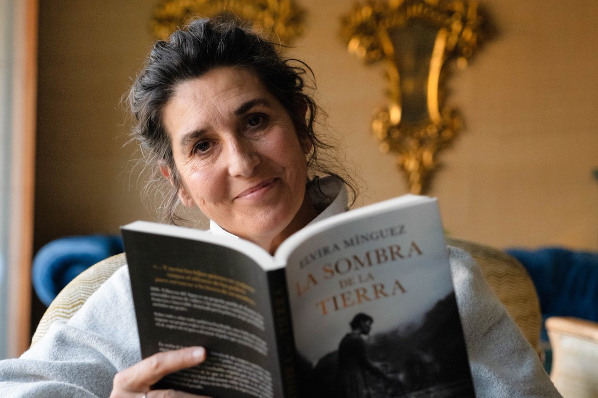 <a href="/elviraminguezpe/">Elvira Mínguez</a>: "Es la historia de dos mujeres ambiciosas, egoístas, que no quieren a los hijos, que se aprovechan de ellos y son capaces de hacer todo para conseguir el poder" #lasombradelatierra <a href="/editorialespasa/">Editorial Espasa</a> |Foto <a href="/e1000ioM/">Emilio Morales</a> |Entrevista aquí>>n9.cl/q5pmg