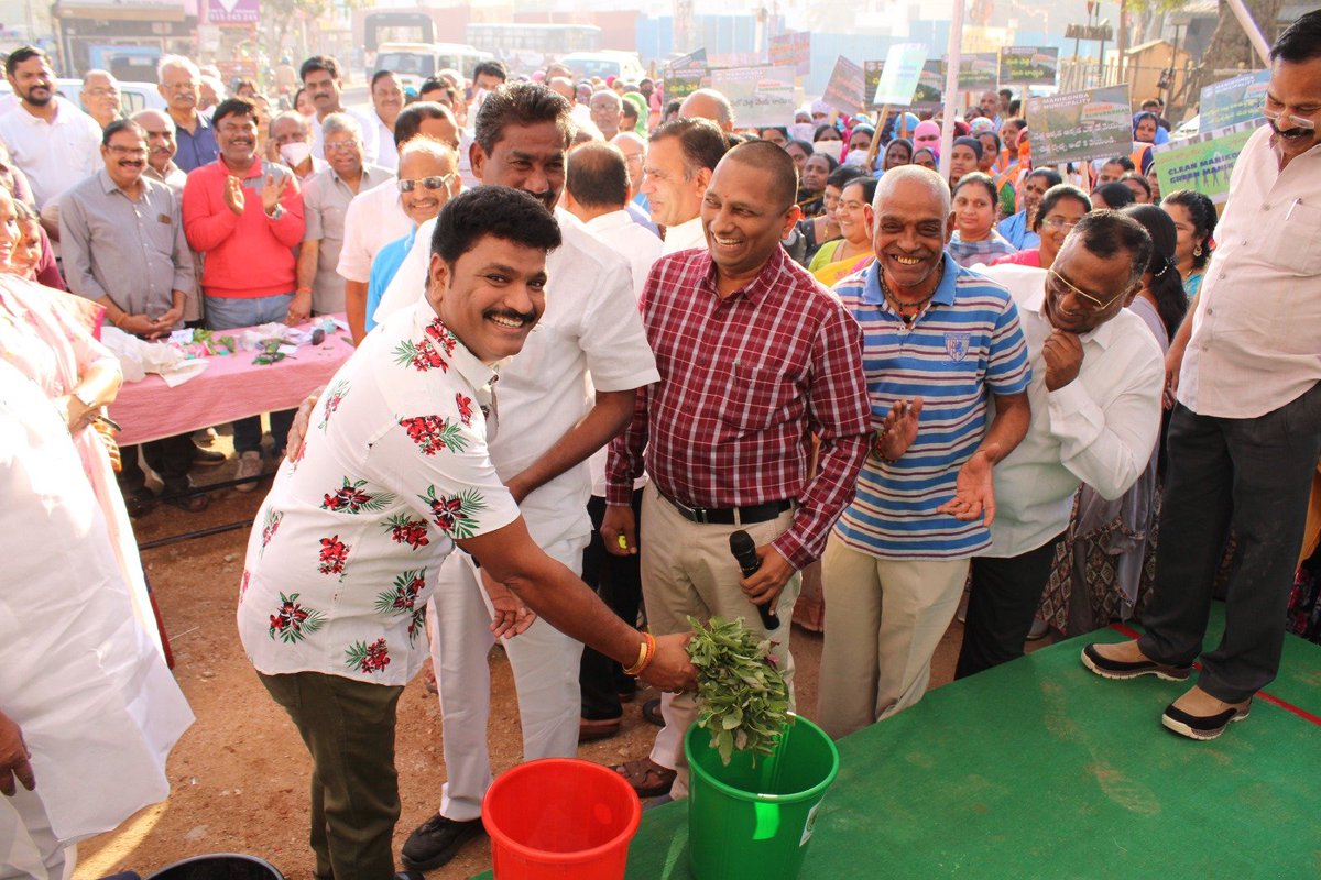 DCManikondaGHMC's tweet photo. Rally on Swachhata was conducted today. Awareness on source segregation and swachata game was played. Attended by veteran actor Shiva Reddy, Chairperson, Vice Chairperson, ward members, RWAs &amp; residents @cdmatelangana @Prateek_JainIAS @CollectorRRD @KTRBRS @arvindkumar_ias https://t.co/86vXpvSAlo