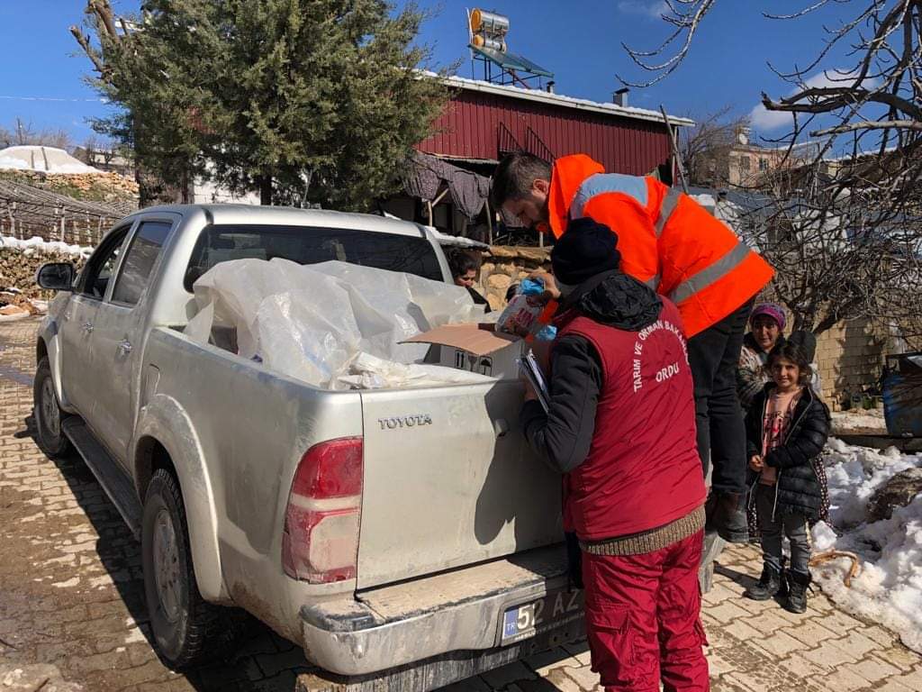 Ordutarimorman's tweet photo. Deprem bölgesi Adıyaman'a gönüllü olarak giden ekiplerimiz hem hasar tespit çalışmalarına hem de lojistik desteğe katkıda bulunuyorlar. https://t.co/HzyPymV4fw