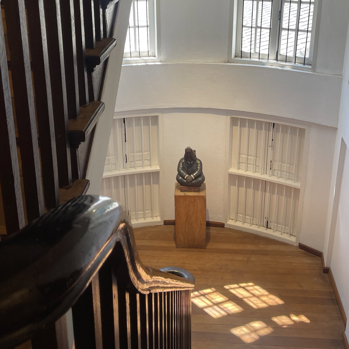 ใครมาเที่ยวเชียงใหม่มาเดินดูงานศิลป์ที่ La Luna Gallery ได้นะ เป็นแกลเลอรี่เล็กๆ ในบ้านโบราณหลังสีขาว มีงานให้เสพให้ถ่ายรูปเพลินๆ 2 ชั้น เป็นงานศิลปะร่วมสมัย ไม่เสียเงินค่าเข้าด้วยฮับ 🖼️🎨