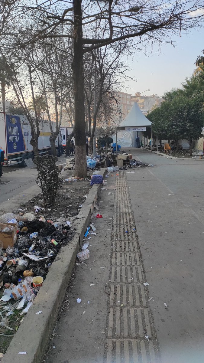 gewerdersim's tweet photo. Bı tane belediye ekibinin temizlik işleriyle ilgilenmesi lazım acil. mümkünse taşınır tuvaletlerin gelmesi lazım her yer çok pis durumda millet artık yıkık binalara giriyor tuvalet ihtiyacı için
@AFADBaskanlik 
@Haydi_Ahbap 
@haluklevent 
@LogHaber 
@OguzhanUgur https://t.co/CnuVyNsIp5