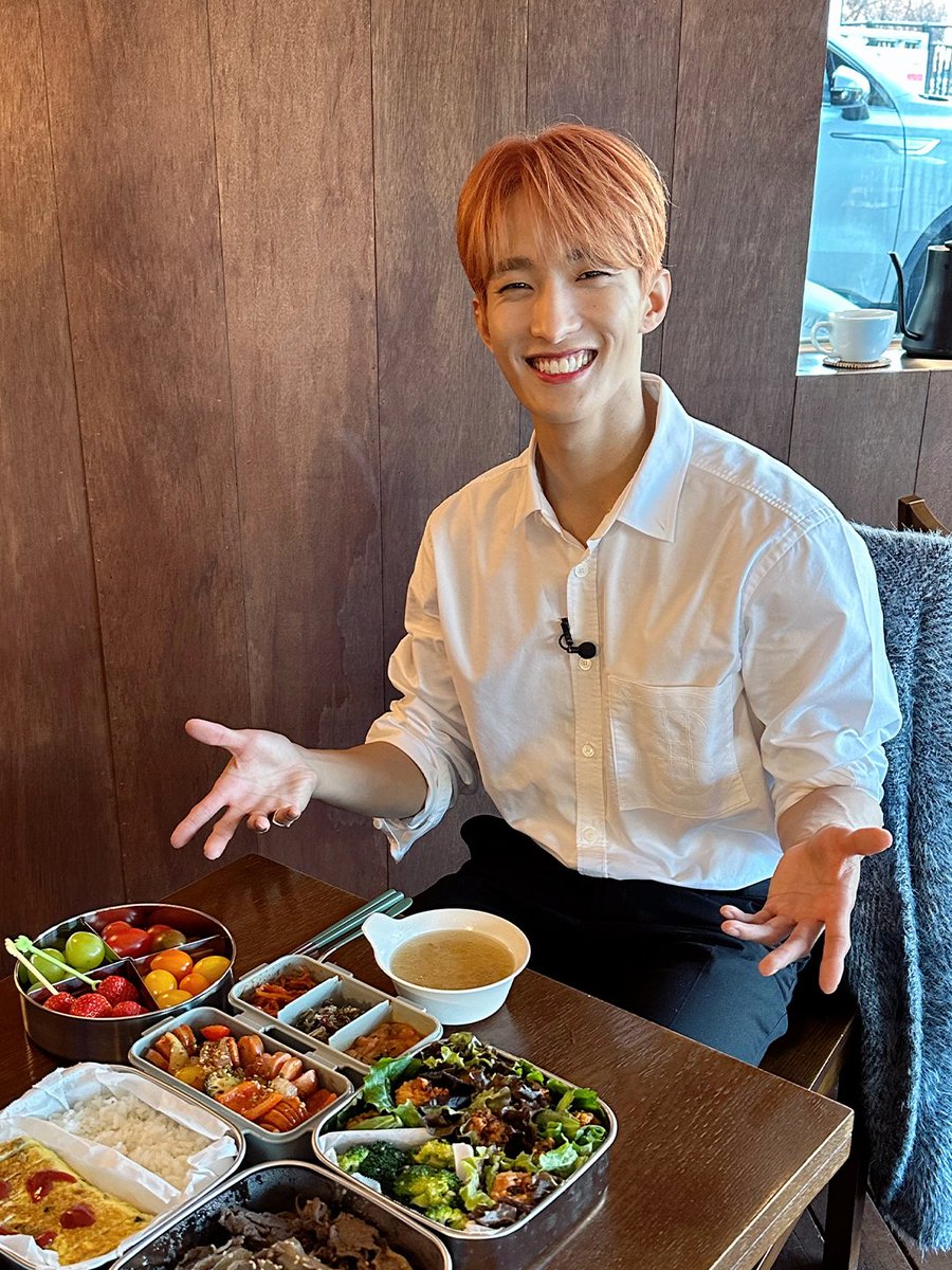 dingo_official's tweet photo. [#딩고스토리]
무국 건더기도 아낌없이 주는 겸셰프 비하인드🧑‍🍳

수고했어 오늘도💚
내일도 우리 파이팅 해야지 😎💪

👇수고했어 오늘도 도겸편 보러가기👇
🔗 https://t.co/OPG4lYopn6

@pledis_17 
#부석순 #도겸 #BSS #dokyeom
#수고했어오늘도 #dingostory #dingo https://t.co/6Ja5CDgdt5