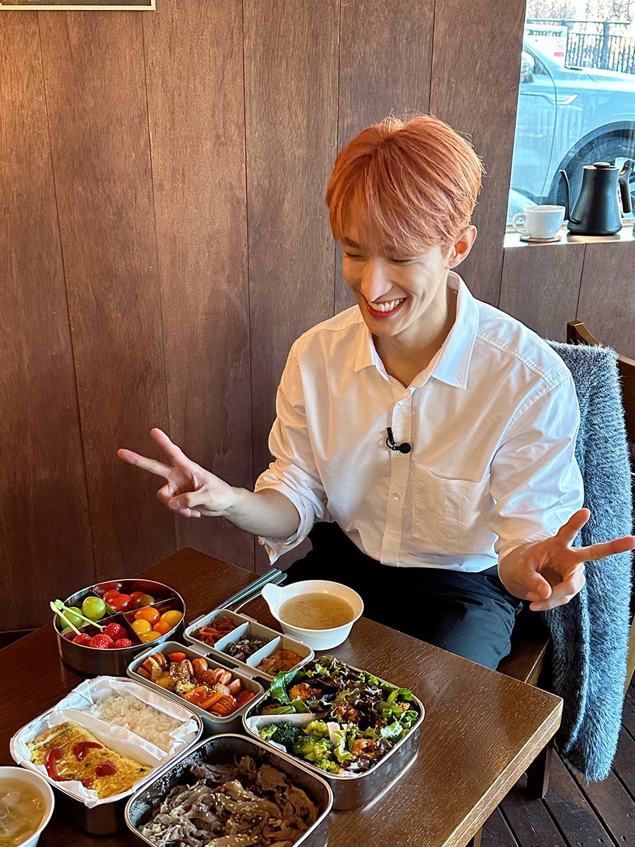 dingo_official's tweet photo. [#딩고스토리]
무국 건더기도 아낌없이 주는 겸셰프 비하인드🧑‍🍳

수고했어 오늘도💚
내일도 우리 파이팅 해야지 😎💪

👇수고했어 오늘도 도겸편 보러가기👇
🔗 https://t.co/OPG4lYopn6

@pledis_17 
#부석순 #도겸 #BSS #dokyeom
#수고했어오늘도 #dingostory #dingo https://t.co/6Ja5CDgdt5