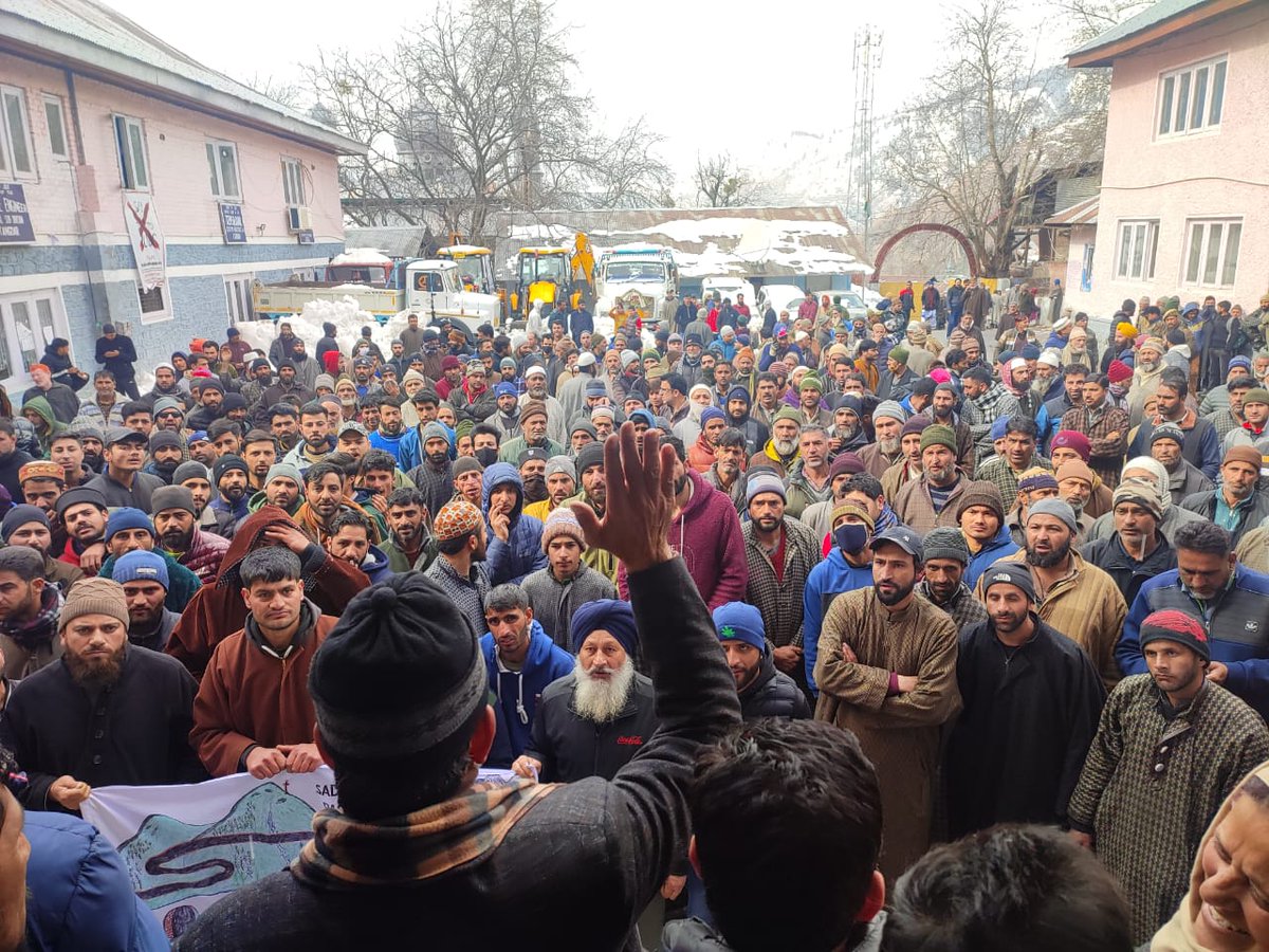 SyedAft03485961's tweet photo. Karnah #residents continue stage #protest, demand #construction of #tunnel at #Sadhna #pass
#KARNAH
#KarnahNeedsTunnel
@manojsinha_
@DPAP_officer
 @mrshah_10 
@ghulamnazad
 @PMOIndia
 @arunjaitley
@narendramodi 
@AmitShah https://t.co/wXkoBY9KEn