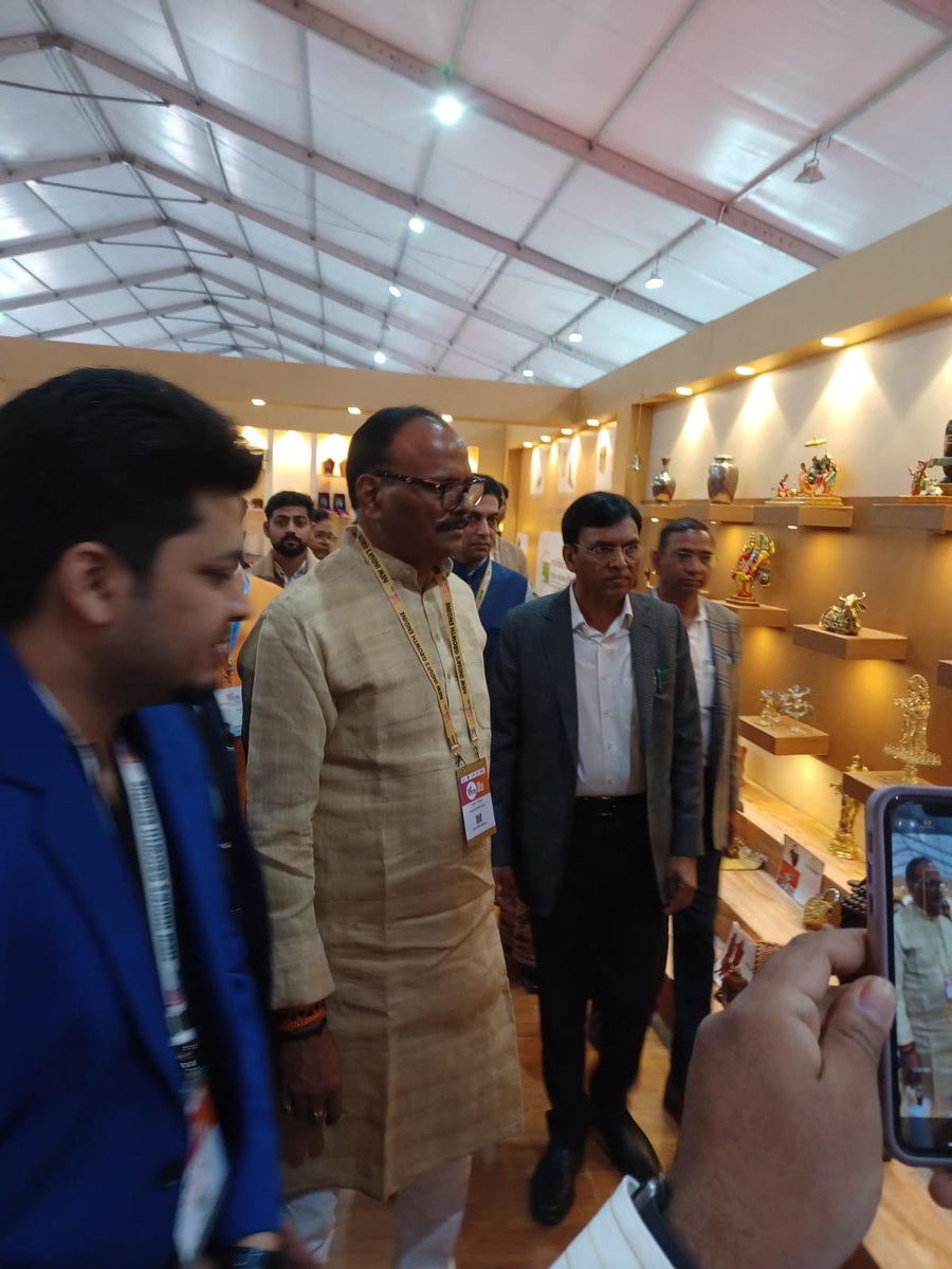 UP_ODOP's tweet image. श्री @mansukhmandviya, केंद्रीय स्वास्थ्य मंत्री एवं उप मुख्यमंत्री श्री @brajeshpathakup ने ग्लोबल इन्वेस्टर्स समिट में #ODOP स्टॉल का अवलोकन किया। शिल्पियों, एमएसएमई विभाग के वरिष्ठ अधिकारियों ने उन्हें उत्पादों की खूबियों से अवगत कराया। @mayurias
#VocalForLocal #GIS23