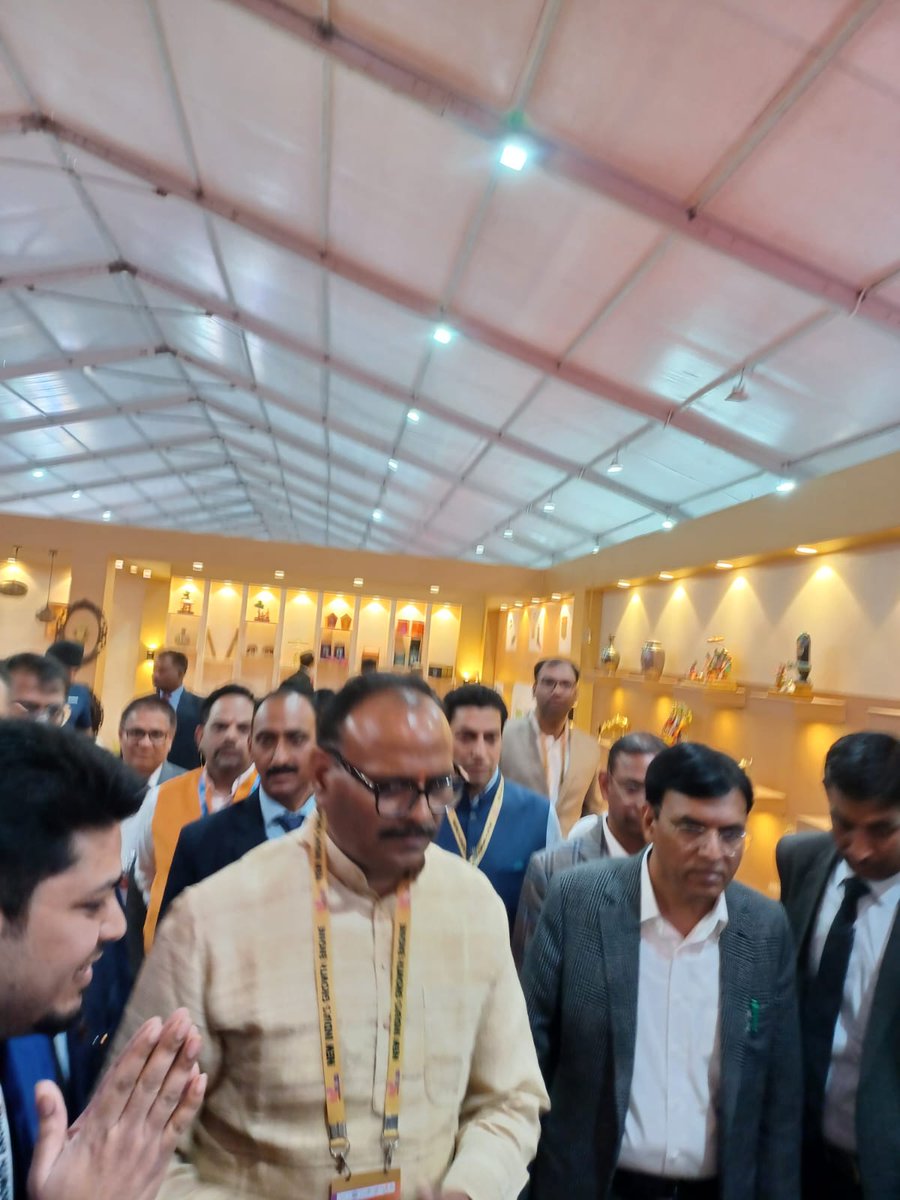 UP_ODOP's tweet image. श्री @mansukhmandviya, केंद्रीय स्वास्थ्य मंत्री एवं उप मुख्यमंत्री श्री @brajeshpathakup ने ग्लोबल इन्वेस्टर्स समिट में #ODOP स्टॉल का अवलोकन किया। शिल्पियों, एमएसएमई विभाग के वरिष्ठ अधिकारियों ने उन्हें उत्पादों की खूबियों से अवगत कराया। @mayurias
#VocalForLocal #GIS23