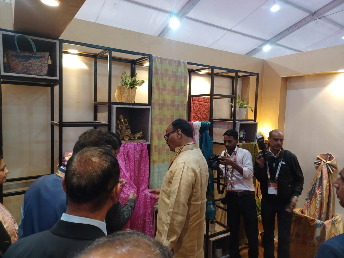 UP_ODOP's tweet image. श्री @mansukhmandviya, केंद्रीय स्वास्थ्य मंत्री एवं उप मुख्यमंत्री श्री @brajeshpathakup ने ग्लोबल इन्वेस्टर्स समिट में #ODOP स्टॉल का अवलोकन किया। शिल्पियों, एमएसएमई विभाग के वरिष्ठ अधिकारियों ने उन्हें उत्पादों की खूबियों से अवगत कराया। @mayurias
#VocalForLocal #GIS23