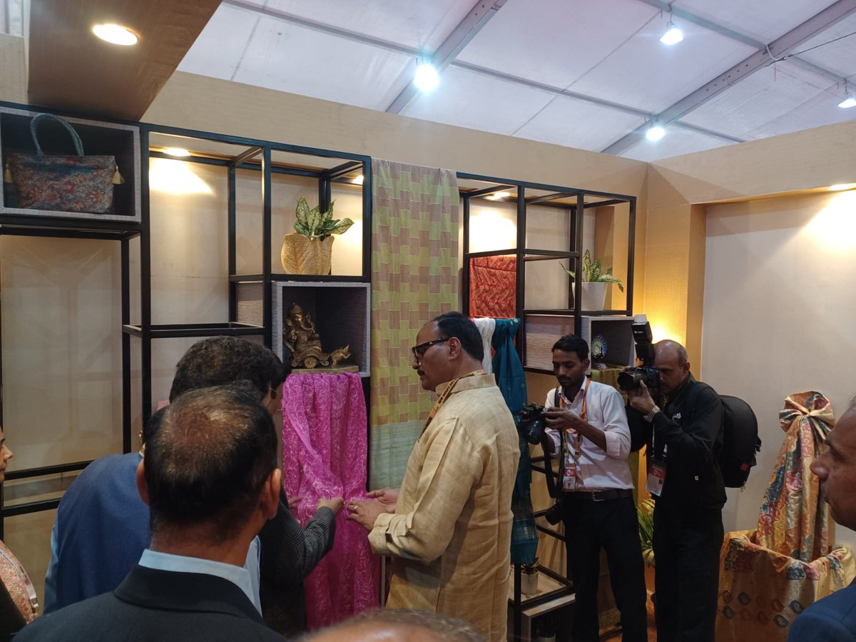 UP_ODOP's tweet image. श्री @mansukhmandviya, केंद्रीय स्वास्थ्य मंत्री एवं उप मुख्यमंत्री श्री @brajeshpathakup ने ग्लोबल इन्वेस्टर्स समिट में #ODOP स्टॉल का अवलोकन किया। शिल्पियों, एमएसएमई विभाग के वरिष्ठ अधिकारियों ने उन्हें उत्पादों की खूबियों से अवगत कराया। @mayurias
#VocalForLocal #GIS23