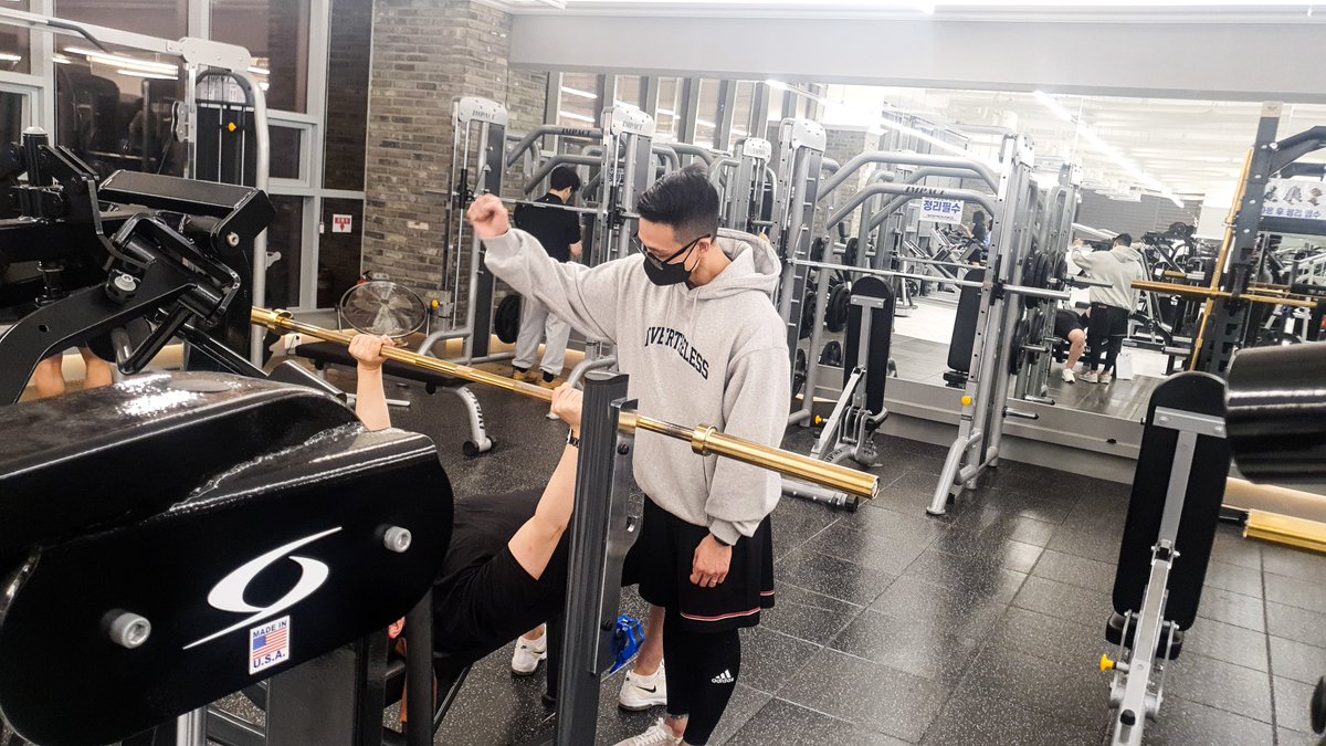 Fitness2Magic's tweet photo. #평택고덕헬스 #매직피트니스

벤치프레스는 스쿼트, 데드리프트와 함께
웨이트 트레이닝을 대표하는 3대 운동 중 하나 입니다

가슴 위 상체를 종합적으로 강화시켜주는 
대표적인 운동이죠 💪

벤치 프레스 운동이 처음이라면 홍기훈 쌤과 함께
자세와 호흡법부터 차근차근 하나씩 습득해 보아요💕 https://t.co/YPEGqN6sGa