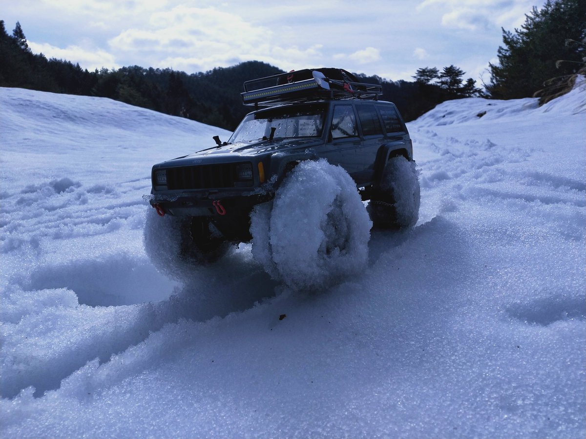 雪がタイヤにまきつく🤣
ちなみにscx10iiではないですよ🤭
エンデューロのIFSユニット装着車です🌟