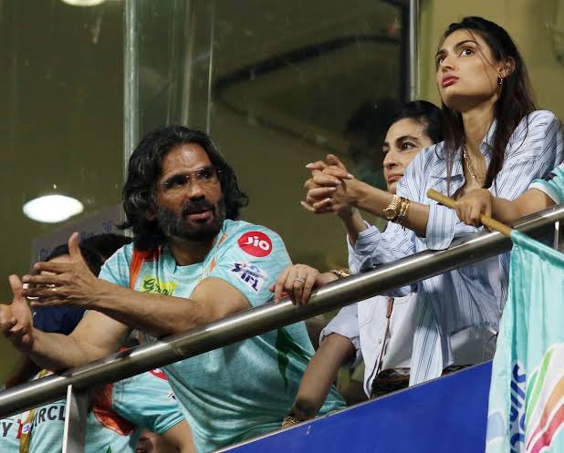 HaramiParindey's tweet photo. “iss performance ke liye honeymoon skip kiya tha isne?” https://t.co/x6XiM7CZsG