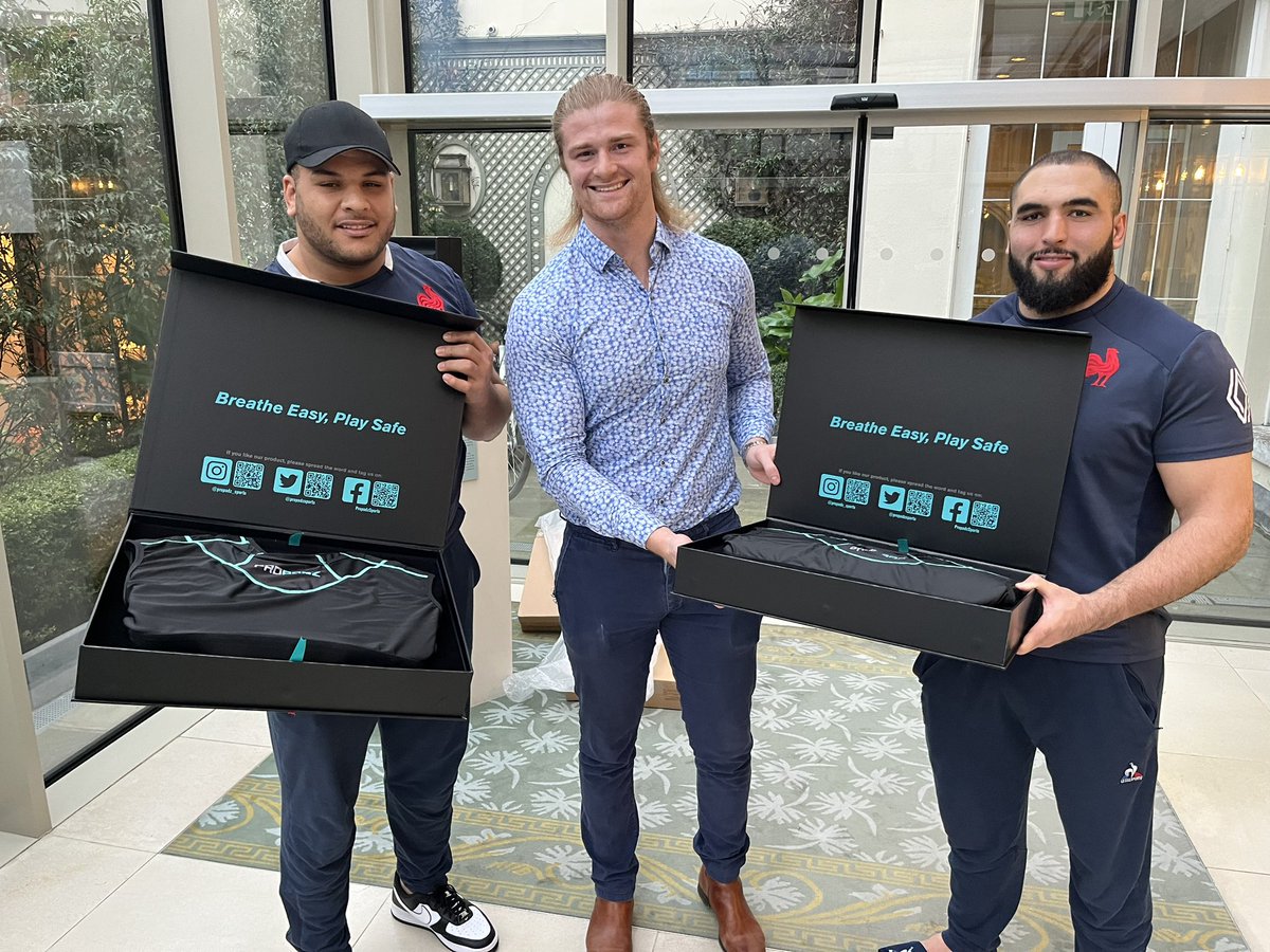 propadzsports's tweet image. Consorting with the enemy….. Bonne chance @REDAWARDIK @gaetanbarlow @MohamedHaouas10 @a_wingi who requested Propadz drop off before this weekends game 🙌