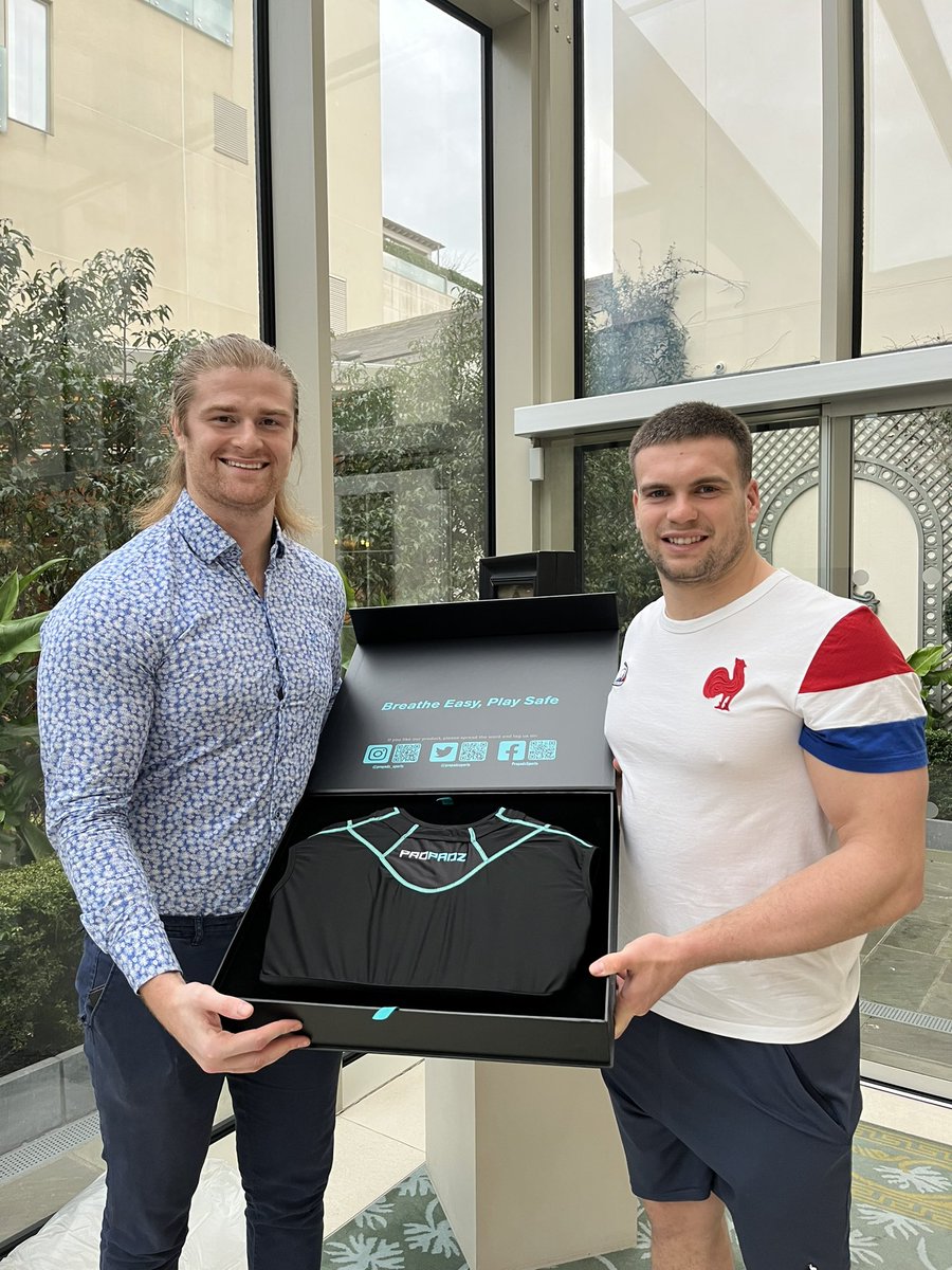 Consorting with the enemy….. Bonne chance <a href="/REDAWARDIK/">RW</a> @gaetanbarlow <a href="/MohamedHaouas10/">Mohamed Haouas</a> <a href="/a_wingi/">Uini Atonio</a> who requested Propadz drop off before this weekends game 🙌