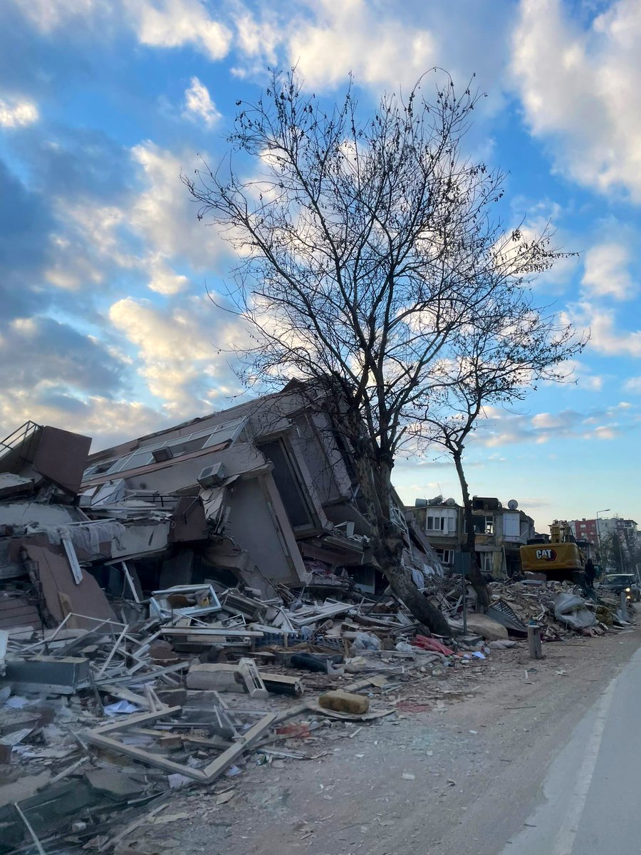 Hatay/Antakya.Anlık bildiriyorum. Bireysel yardımların düzeni yok. Lütfen kurumsuz hareket etmeyin. Her şey yığılmış.Gidilmemiş enkazlı ev çok fazla asıl ihtiyaç profesyonel kurtarma ekipleri…Buraya gıda,su,kıyafet değil EKİP GÖNDERİN! Durum sandığınızdan beter.#hatay #antakya