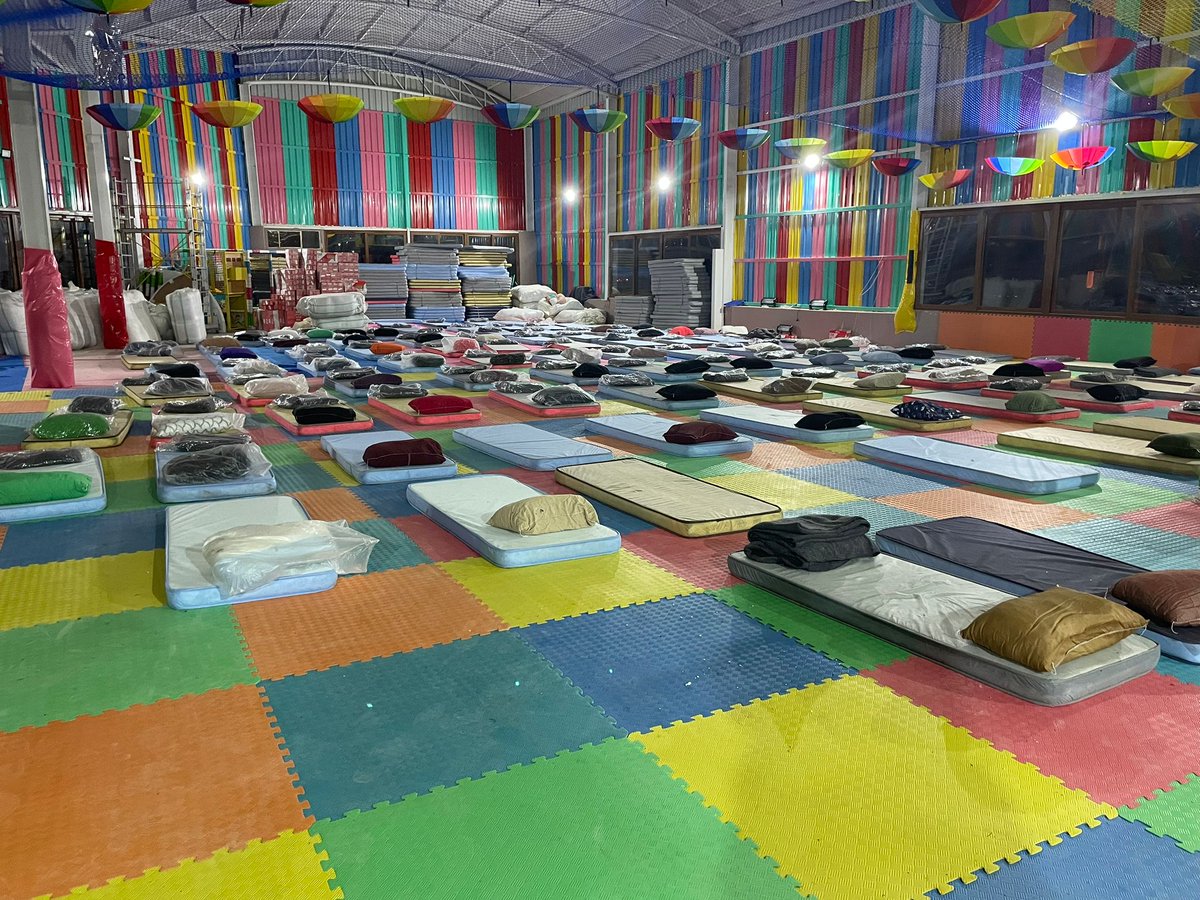 DocDrLutfuSavas's tweet photo. Barınma, yemek ve hafif sağlık hizmeti veren geçici barınma noktası çocuklu ailelerimize de uygun şekilde  düzenlenmiştir ve hizmete başlamıştır.
Adres: 
Antakya Ayışığı Düğün Salonu 
Çevre Yolu Üzeri
#hatay #hatayantakya #depremhatay #ultraslan https://t.co/5jBe6CWnRT