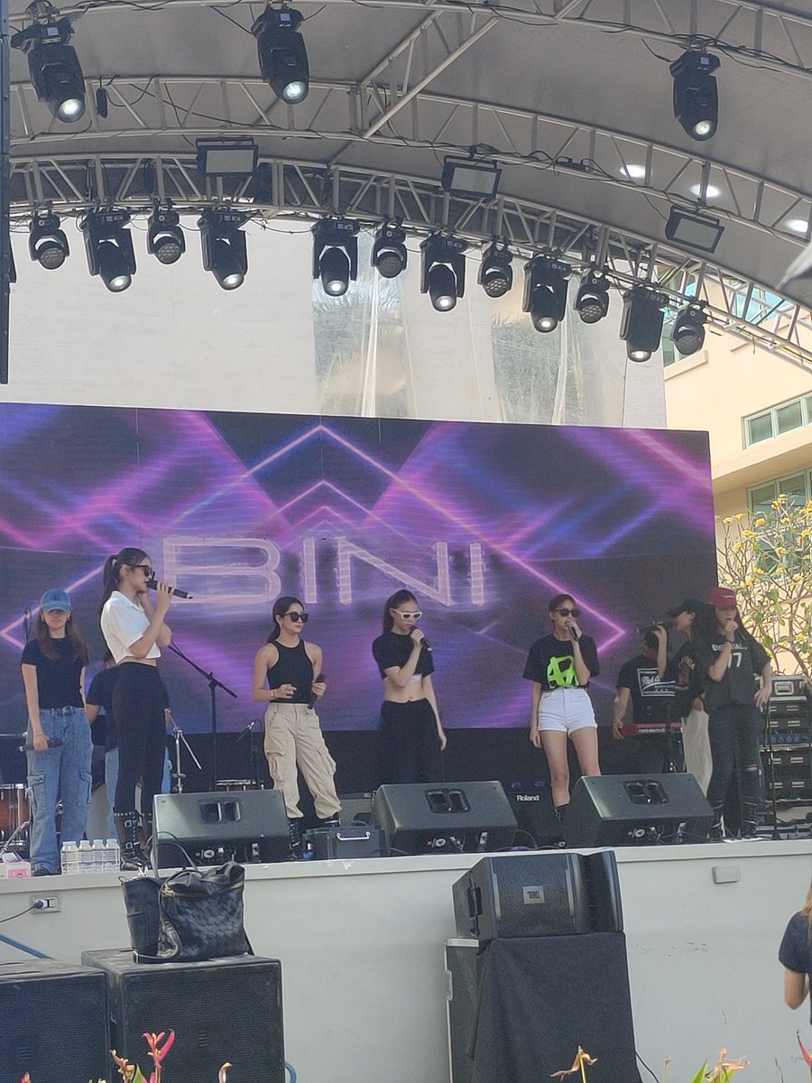 saranghangelo's tweet photo. BINI, the university girlies?!!? 🤍 https://t.co/8TatiecsLU