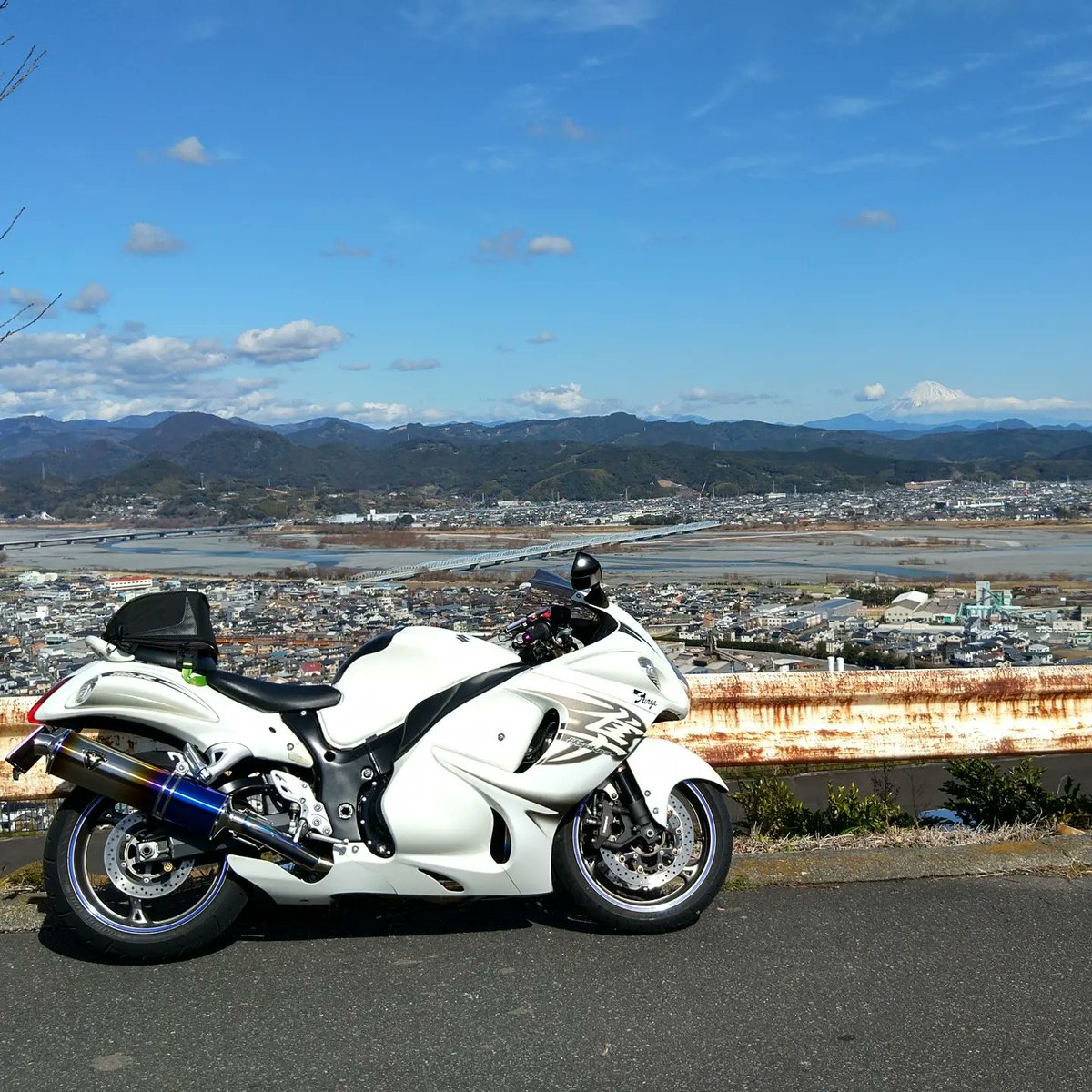 douglasreef's tweet photo. 2月とは思えない位の気温で走りやすい☺️
いつもの公園までパトロール🚓
#バイク乗りとつな��りたい 
#バイク写真部 
#hayabusa https://t.co/iNN1BqENri