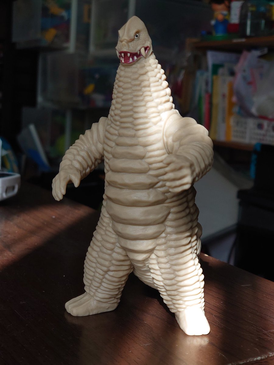 ModelingK1's tweet photo. ウルトラマンのソフビ初めて買ったけど、造形とか触り心地めちゃくちゃいいな。これが700円くらいで買えるとかすごい。#レッドキング二代目 https://t.co/rvCggsylAz