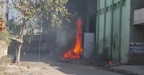 TV9Bharatvarsh's tweet image. इंदौर के फाइबर फैक्ट्री में भीषण आग, दमकल की 10 गाड़ियां मौके पर
#IndoreNews #FireInFactory
tv9hindi.com/india/india-wo…