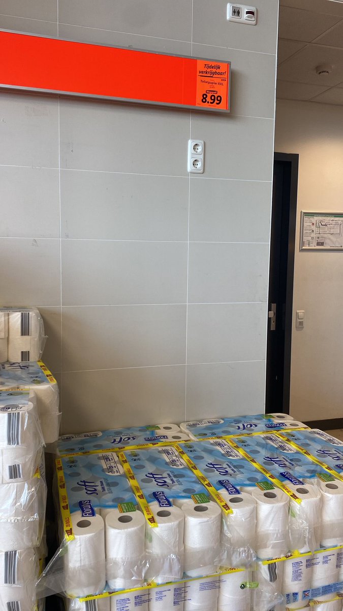 WilmaBleeker's tweet photo. Dit pak was vorig jaar nog €4,99. Had ik toch maar gehamsterd.😭 #lidl #inflatie #nietnormaal https://t.co/hshZWdkTx6