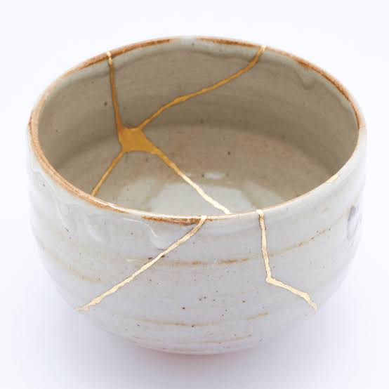 pupzhao_moved's tweet photo. its actually genius bc there's a japanese art called kintsugi and im 100% sure that inspired the cover. if a porcelain bowl or vase breaks, they join it back using gold and they do this because they believe that even broken things can become more beautiful https://t.co/bJELlTo8sM