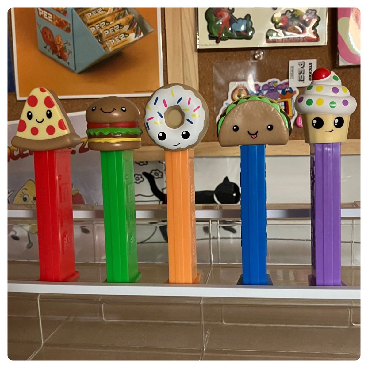 nanoruhodo_demo's tweet photo. PEZ Treatsの内🤩今回ゲットしたドーナツ🍩を😊他のPEZ Treats達🍕🍔🌮🧁と一緒に並べました🤓👍🏻 #pez #ペッツ #pezcollection #pezcollector #pezdispenser #pezディスペンサー #ペッツディスペンサー #peztreats https://t.co/1zpATpXavX