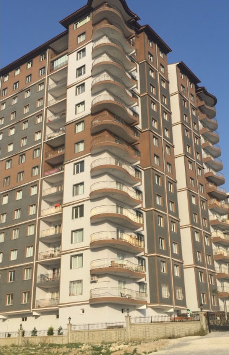 mk_mahmutkar's tweet photo. Bugün Hatay'daydık. Rönesans Rezidans'ın yanındaki 80 daireli Atilla Eren Apartmanı enkazından kardeşlerimizin çıkarılmasını bekliyoruz. Acı çok büyük. Artık insanlar yakınlarının cesetlerini alsalar mutlu olacaklar. Koca binaya bakın ve bir de enkaza... Bunun bir hesabı olmalı. https://t.co/KOxKqtO7Hy