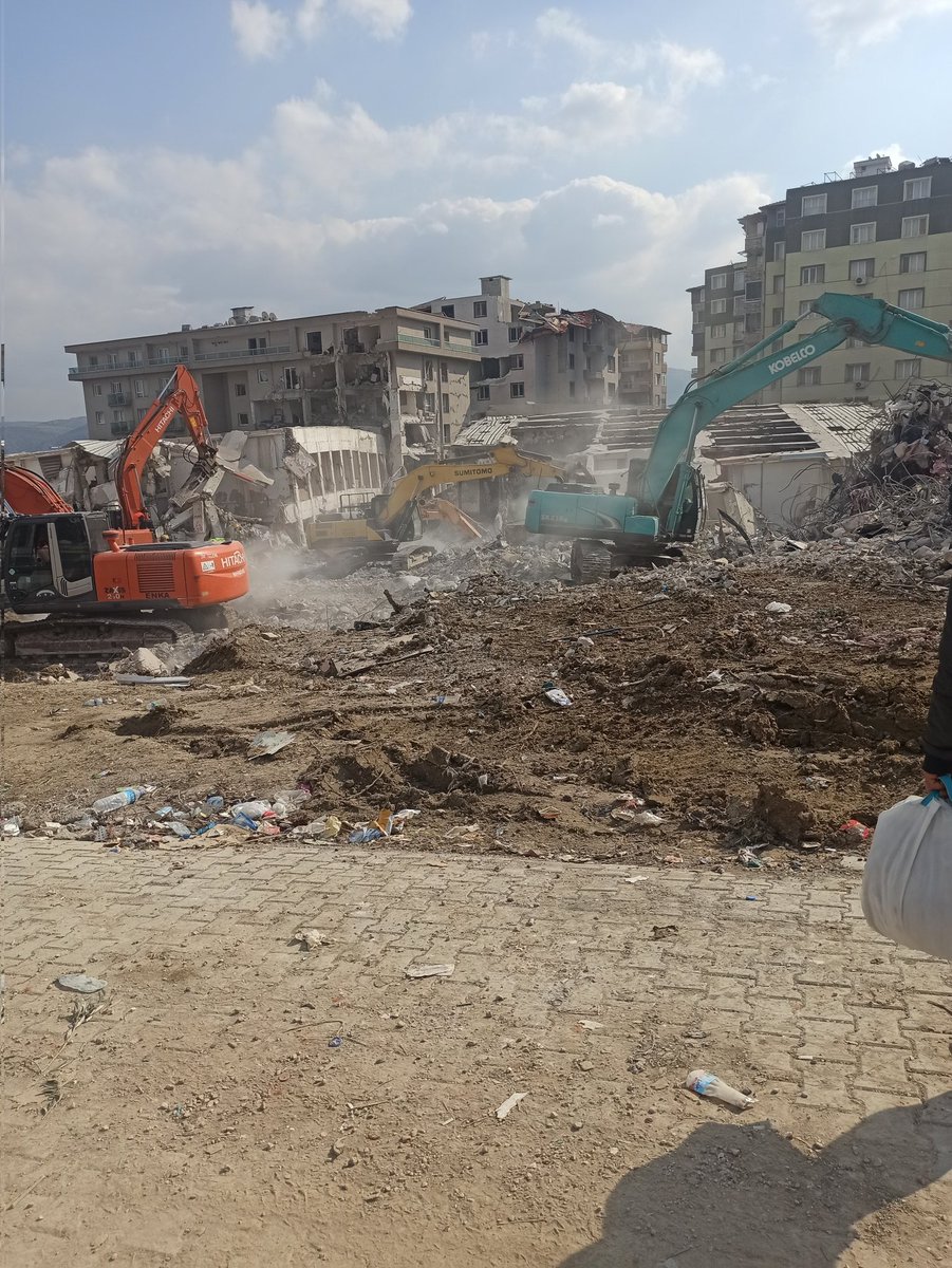 mk_mahmutkar's tweet photo. Bugün Hatay'daydık. Rönesans Rezidans'ın yanındaki 80 daireli Atilla Eren Apartmanı enkazından kardeşlerimizin çıkarılmasını bekliyoruz. Acı çok büyük. Artık insanlar yakınlarının cesetlerini alsalar mutlu olacaklar. Koca binaya bakın ve bir de enkaza... Bunun bir hesabı olmalı. https://t.co/KOxKqtO7Hy
