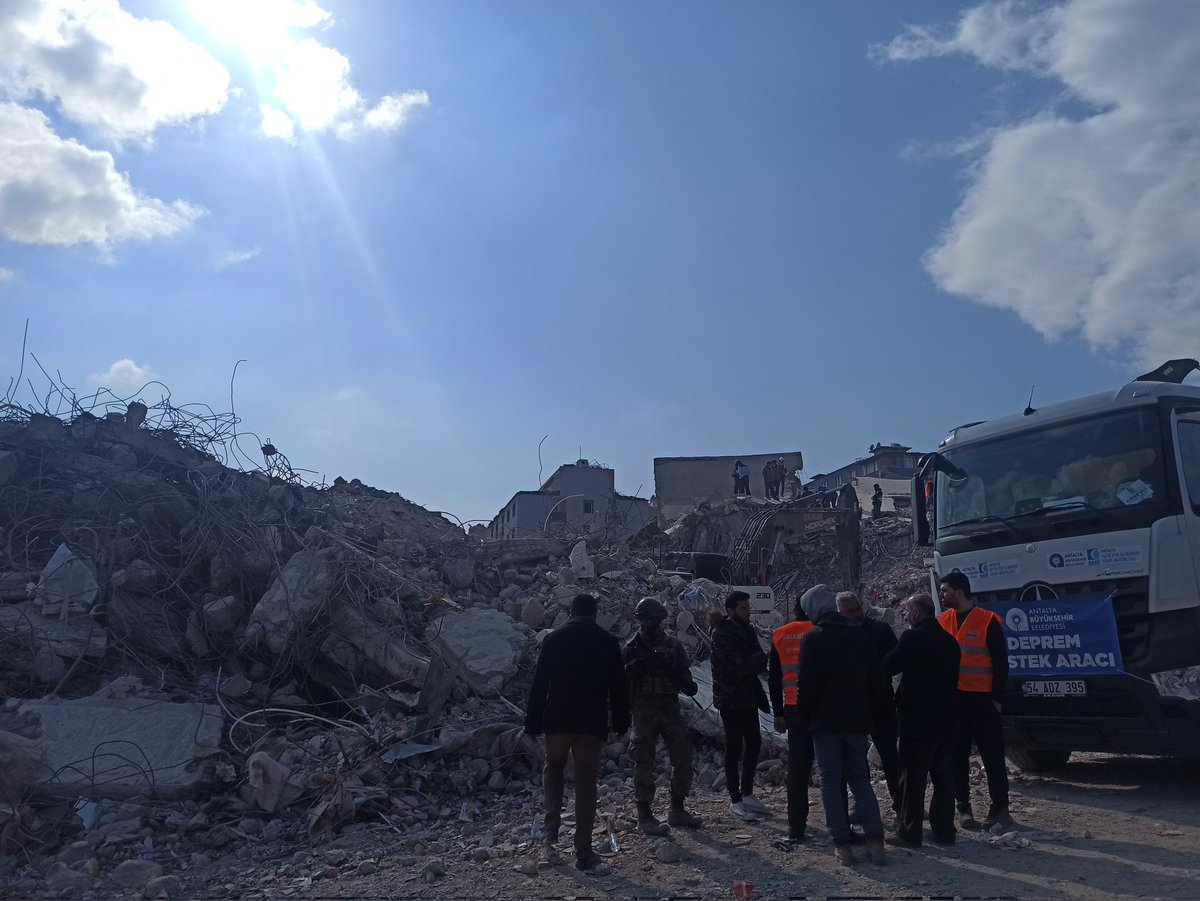 mk_mahmutkar's tweet photo. Bugün Hatay'daydık. Rönesans Rezidans'ın yanındaki 80 daireli Atilla Eren Apartmanı enkazından kardeşlerimizin çıkarılmasını bekliyoruz. Acı çok büyük. Artık insanlar yakınlarının cesetlerini alsalar mutlu olacaklar. Koca binaya bakın ve bir de enkaza... Bunun bir hesabı olmalı. https://t.co/KOxKqtO7Hy