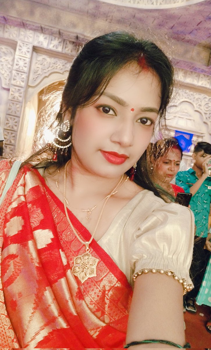 RaiDutt58778843's tweet image. Here's my in RED Saree  team 
@LifeAtHGS

#ValentinesDay 
#TeamHGS #LifeAtHGS #HGSYourValentine #HGSIndia #India
JOIN
@Gayathrimohan_ 
@ujjawalkumar26 
@coolkishore59 
@NiharikaMajumd4 
@Deepak62032235 
@Deepaadhan3 
@coolkishore59 
@vinodsapra86