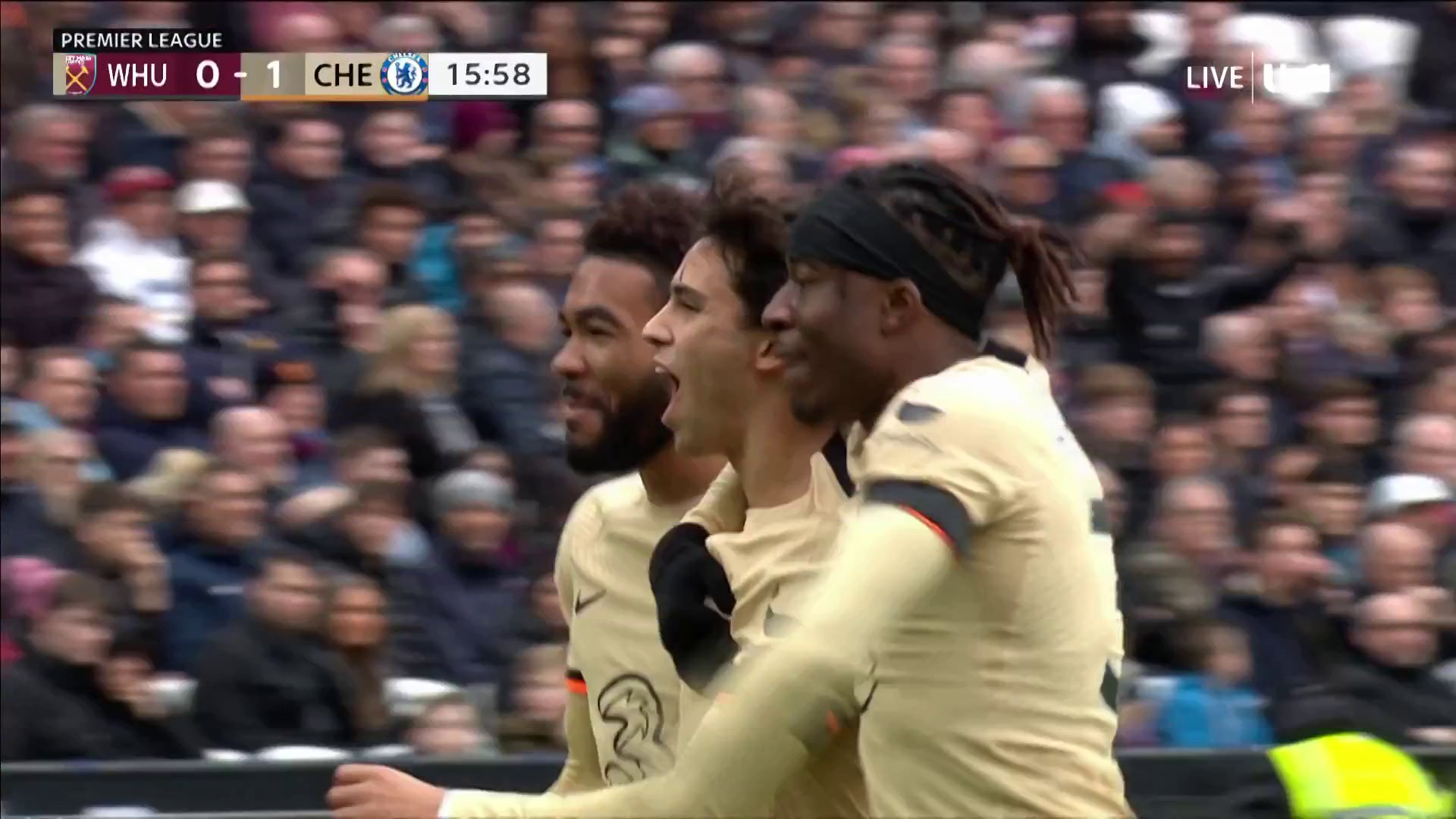 Enzo Fernandez finds Joao Felix connection. ✨

Chelsea’s new recruits are showing out in the London Derby. 🔵

🎥 @NBCSportsSoccer