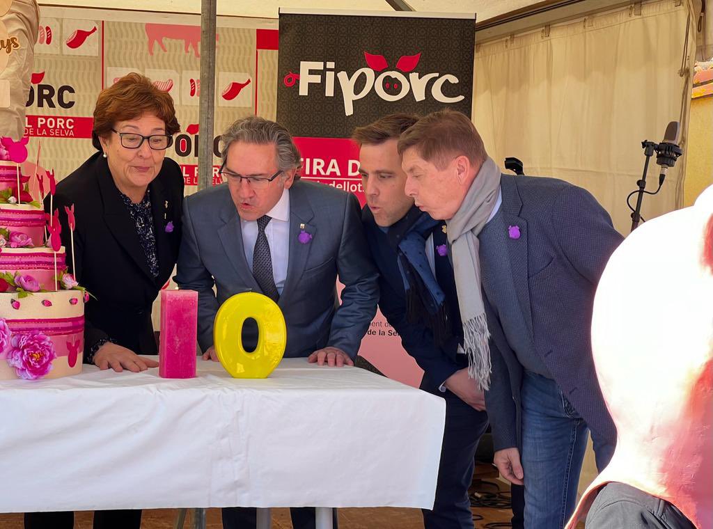 DiputacioGirona's tweet photo. 🐽#Riudellots celebra aquest cap de setmana la 🔟ª edició de @Fiporc ‼️

#Fiporc va néixer amb la voluntat de consolidar-se com a fira temàtica de referència posant en valor tot el que envolta el món del porc.👏 

🗣️La inauguració ha anat a càrrec del diputat @jordi_camps. https://t.co/1El8DMwllu