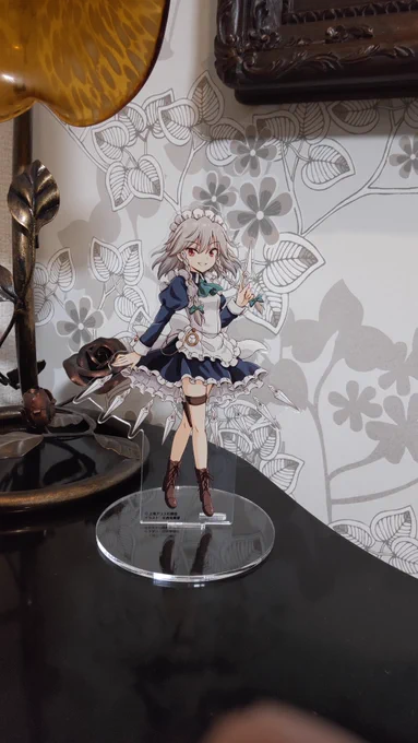 以前の東方アトレコラボで描いた咲夜さんのグッズの見本を頂きました!大きめサイズなのですごく存在感があって、そこにいる感がありますね 
