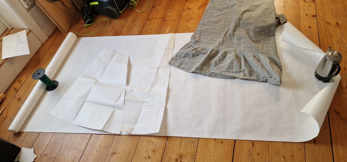 AsaMariaHedberg's tweet image. Syr en ny förklädesklänning som ateljéjobbplagg av ett av min kära mormors kökssofftyger

Mönster från #TAL
Jättelätt och enkla instruktioner!
#TheAssemblyLine #aprondress
#konstnärsvardag